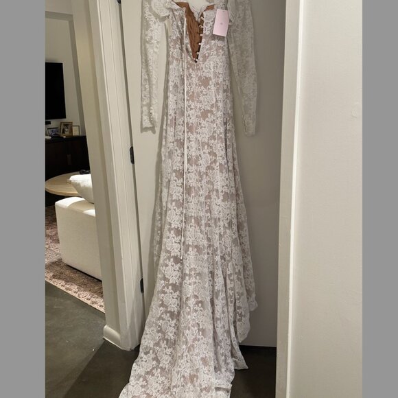 V.Chapman The Whitby Gown in White Chantilly Lace (Size 6) - Picture 12 of 12